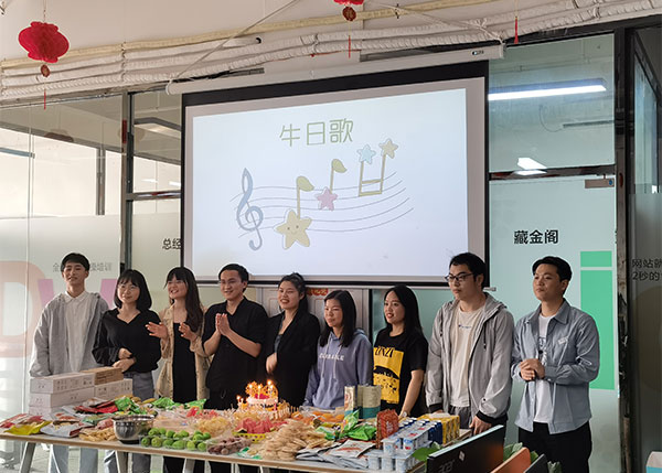 相親相愛一家親，祝深度網家人們生日快樂!